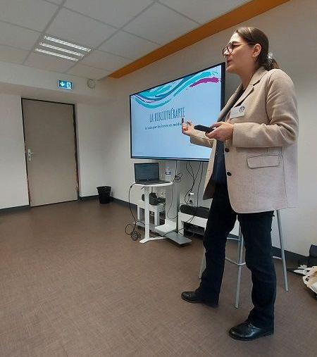 Anne-Sophie Desgaches devant un écran indiquant "Bibliothérapie"